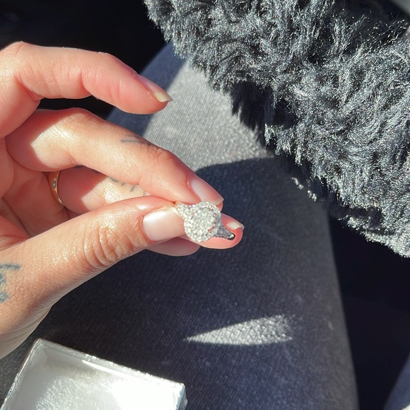 10k white gold diamond cluster ring - Picture 4 of 5